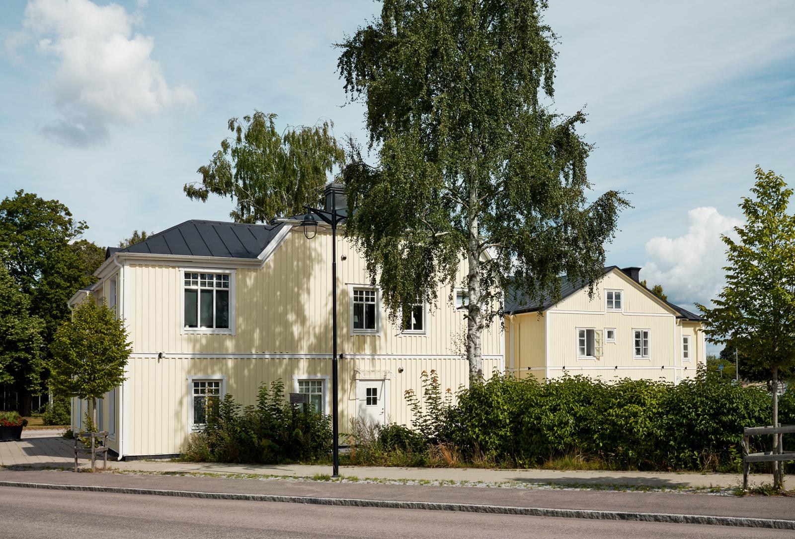 Gul trävilla i centrala Kungsör med lägenheter att hyra