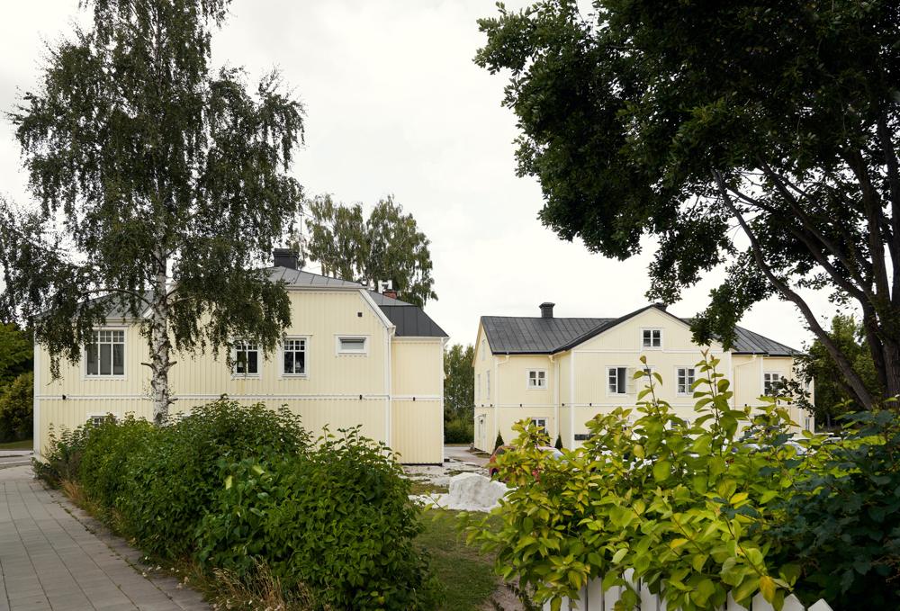 Innergård med parkering framför fastigheten