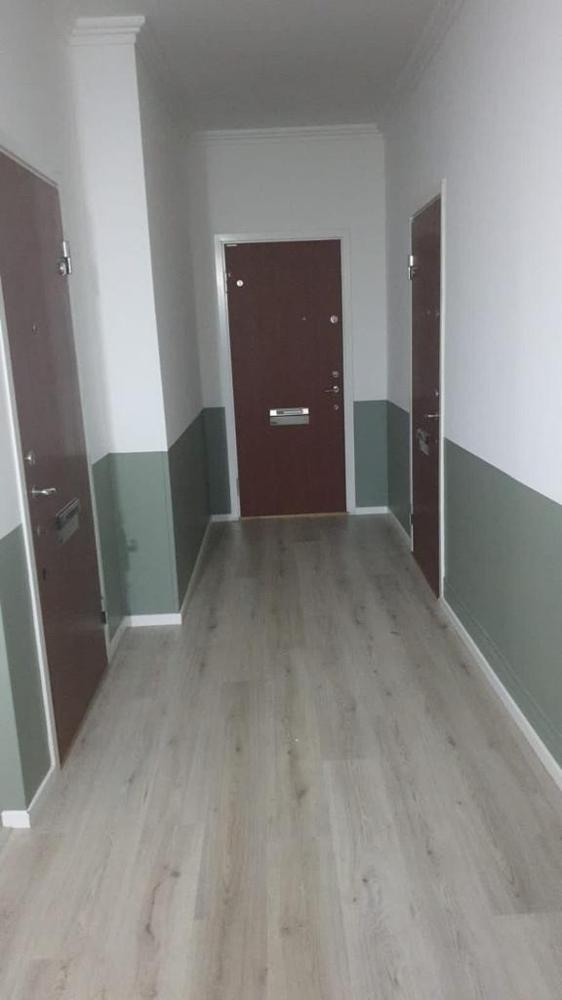 Nyrenoverad korridor i trapphuset