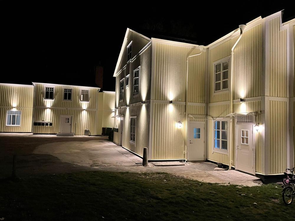Fastigheten med fasadbelysning på kvällen